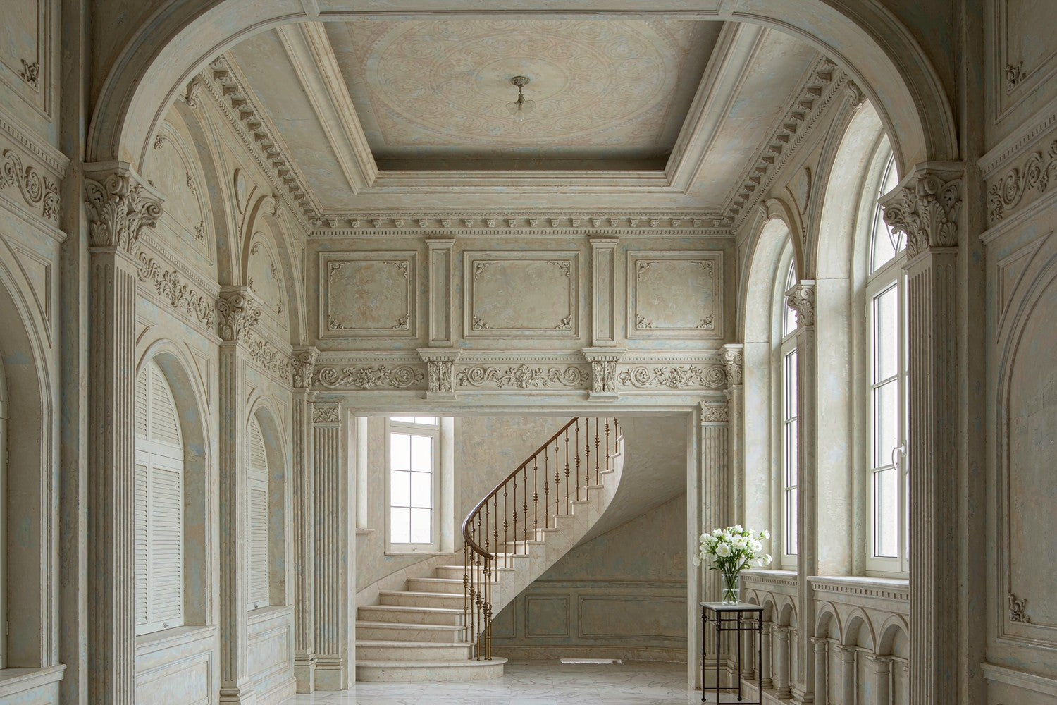 Un lampadario su misura visualizzato in un elegante ingresso avorio